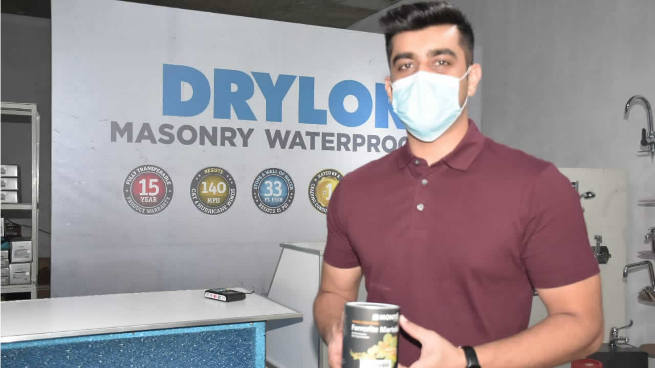 Le stand d’Ebramjee présente le « Drylock waterpoof », un traitement à appliquer directement sur mur ou la dalle qui suintent.