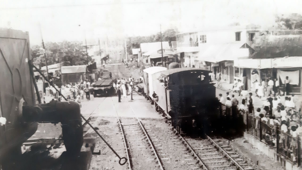 Cliché d'époque : à Rose-Hill, les derniers jours du chemin de fer, avec la démolition des rails.