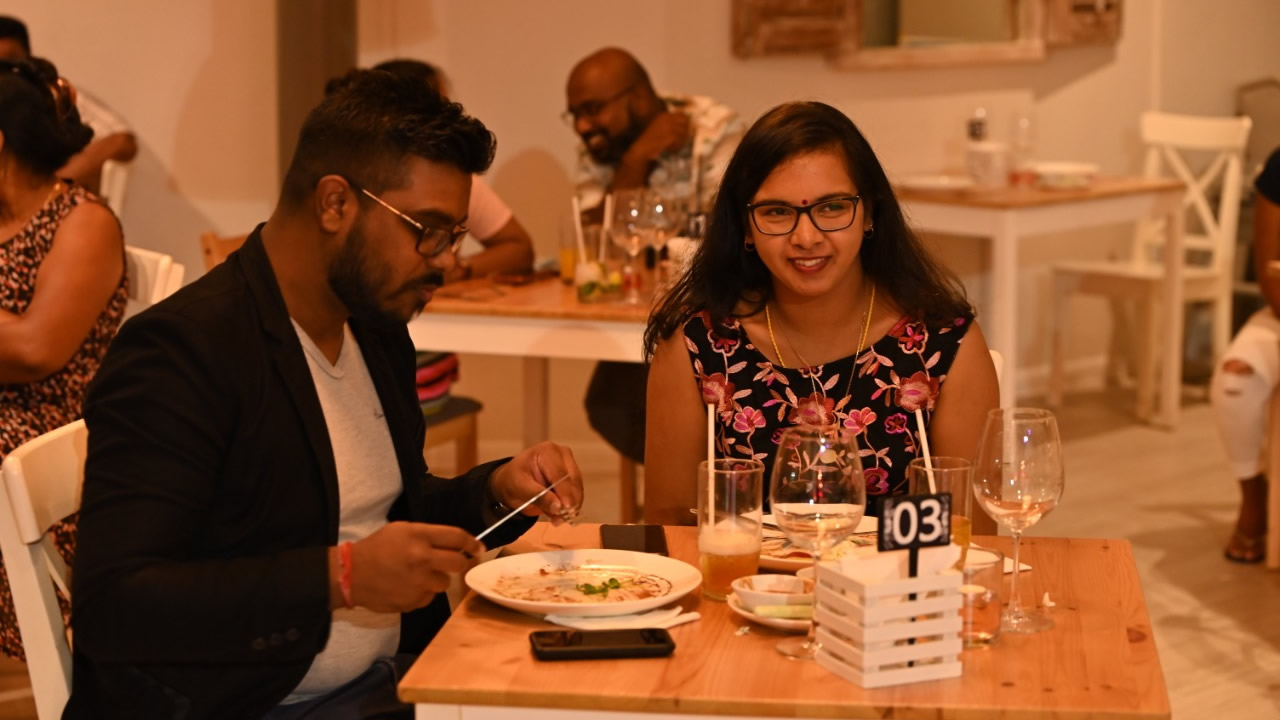 Des couples sont venus apprécier le dîner spécial Saint-Valentin du restaurant Celebs, tout en assistant à la demi-finale de « Le couple presque parfait ».