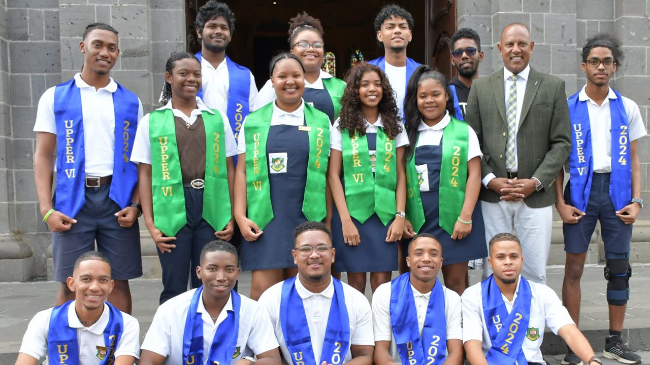 Le recteur Didier Moutou et les élèves posant pour une photo souvenir à l’occasion du 100e anniversaire du collège. 