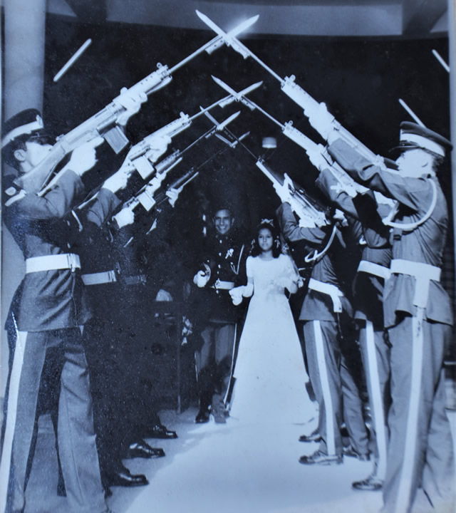 En uniforme militaire, il a droit à la haie d’honneur le jour de son mariage.