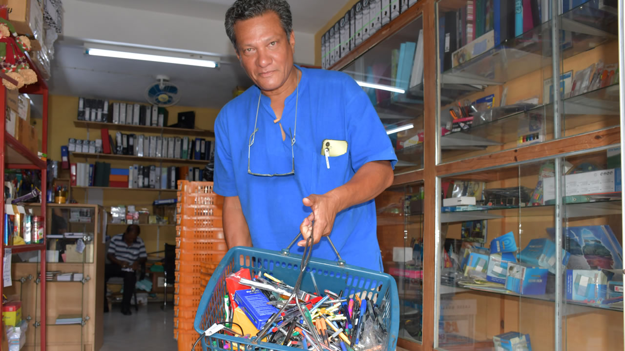 Jean-Noël Bastien-Sylva, propriétaire de FastLink Ltd, à la rue Saint-Denis, a subi des pertes de matériel de papeterie lors des inondations.