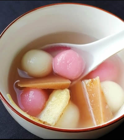 Le Tang Yuan, des boules de farine de riz gluant souvent fourrées avec des pistaches ou des haricots rouges (teosa), cuites dans du sirop au gingembre, est dégusté le jour du Nouvel An.