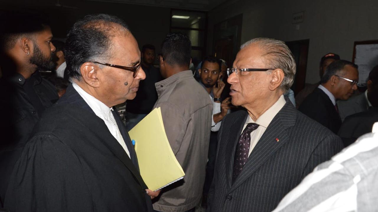 Navin Ramgoolam s'est entretenu avec le président du Mouvement patriotique, Alan Ganoo, pendant plus de dix minutes dans l'enceinte de la cour intermédiaire ce jeudi. (Photo : Rajenee Panchoo)