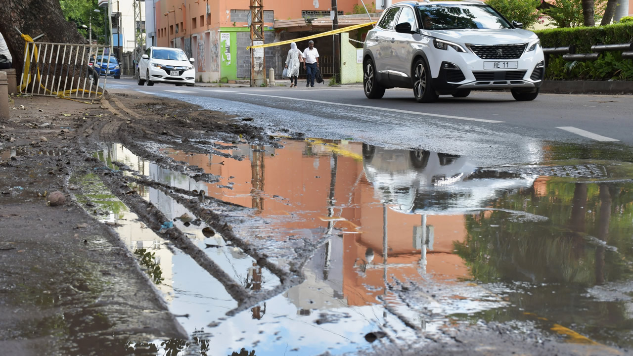 Devant la Garden Tower à la rue La Poudrière, l’eau boueuse est stagnée.