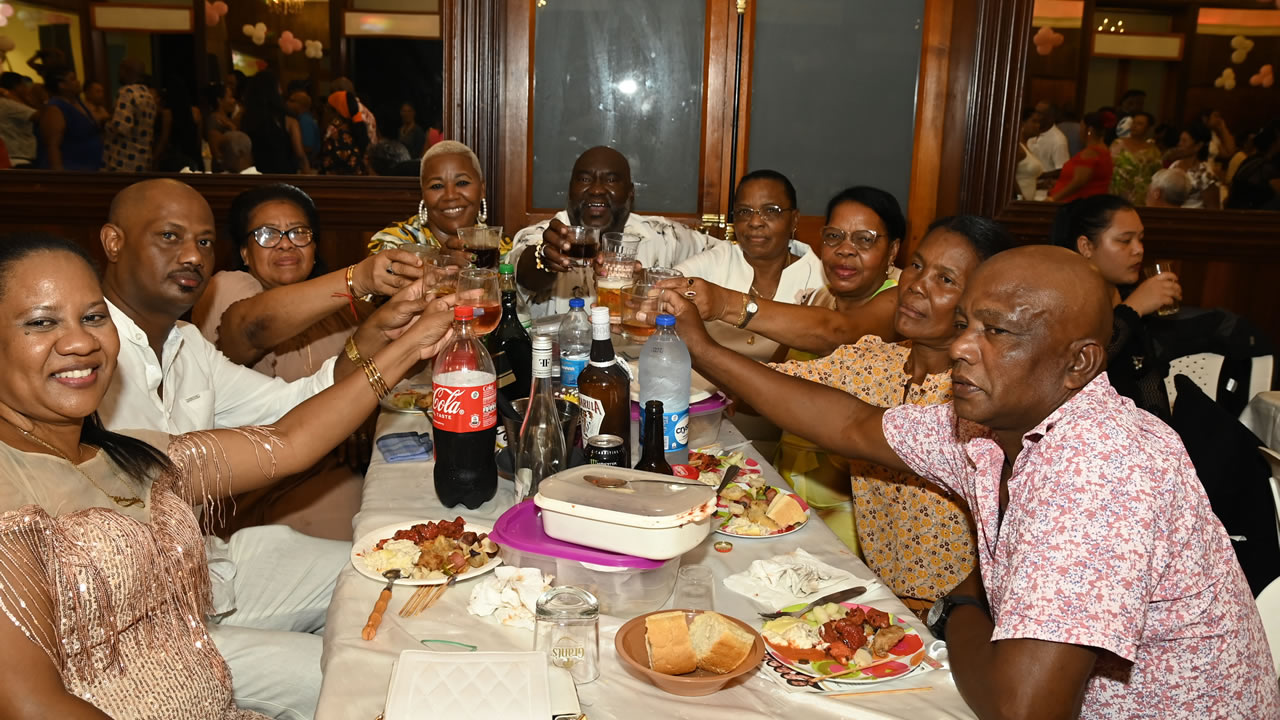 La famille Marthe de Sainte-Croix portant un toast.