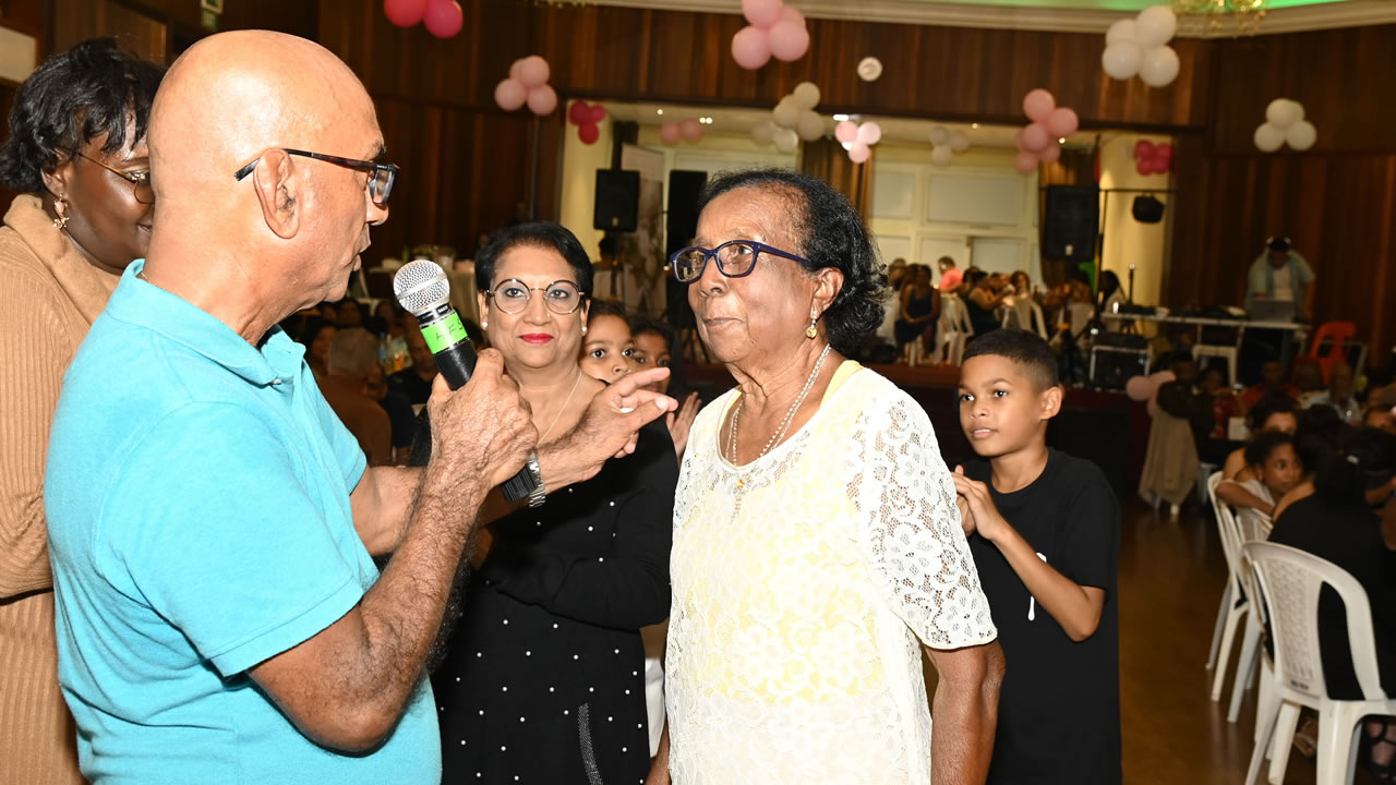 La plus vieille maman de la soirée : Denise L’Olive âgée de 87 ans. Elle a reçu un gâteau offert par Zarina Délices.