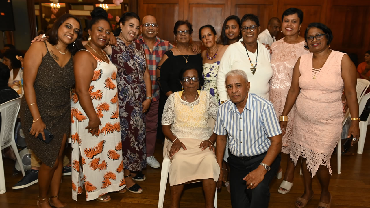 La famille de Denise l’Olive posant pour la photo-souvenir. 