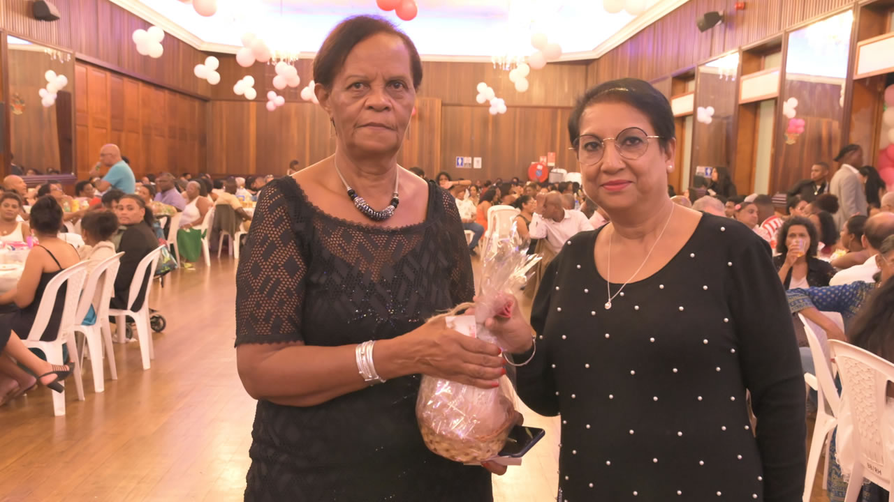 Josiane Venkatasamy de Curepipe recevant un Gift Pack.