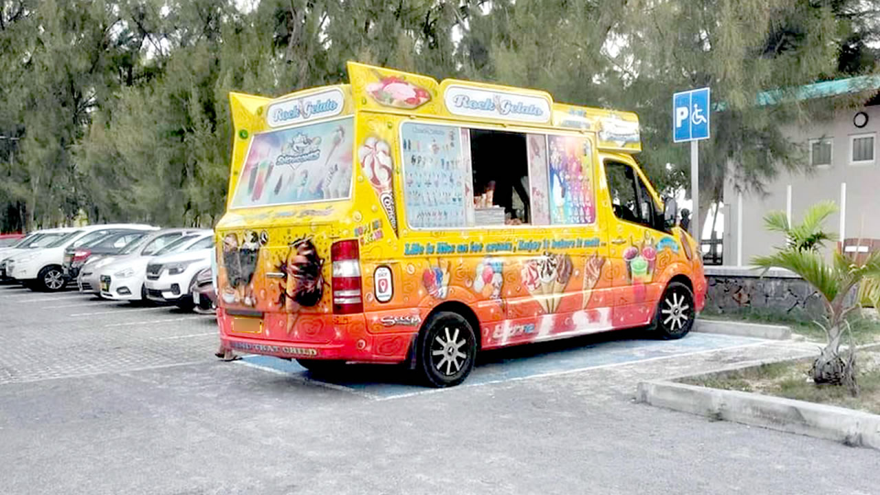 Un marchand de glace n’a pas hésité à squatter cet espace réservé aux handicapés sur une plage publique.