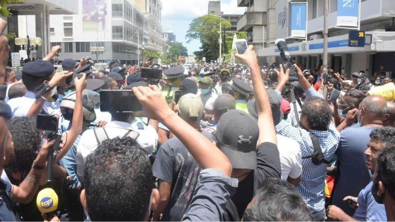 Foule hostile contre le ministre du Commerce.