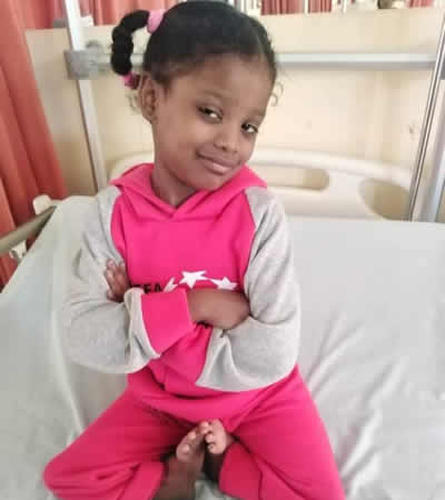 Kiara est née avec une malformation aux pieds. Cette photo a été prise alors qu'elle avait sept ans et qu'elle allait être opérée.