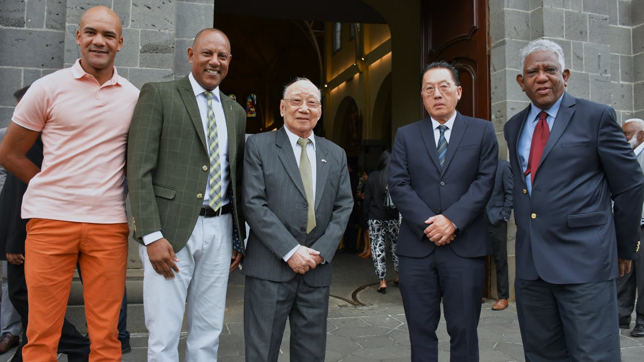 Kinsley Legrand, Didier Moutou, le Dr Patrick Chui Wan Cheong, le Dr Michael Ah Tow et Jérôme Boulle, tous des anciens élèves du collège Bhujoharry.