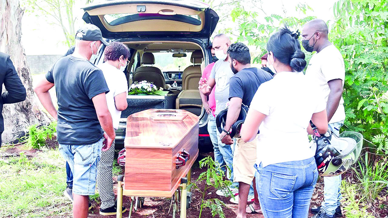 L’inhumation du défunt de 76 ans se fait en petit comité.