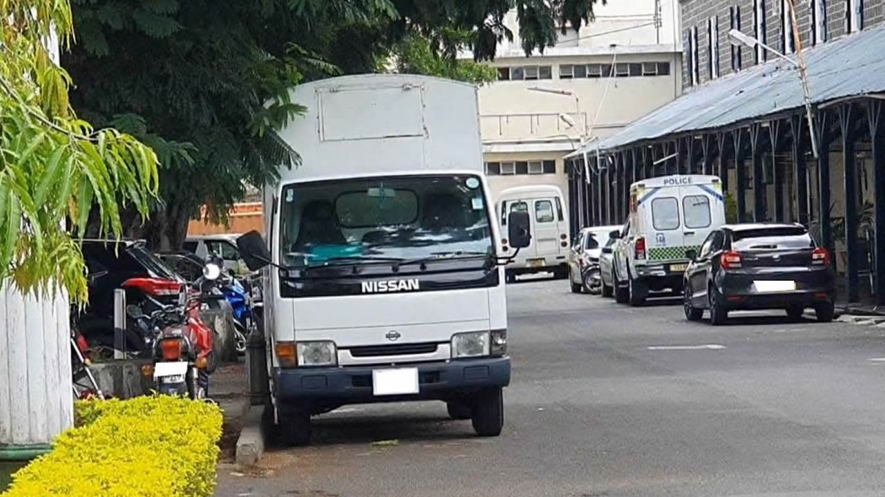 La camionnette de Yassin Meetoo saisi par les enquêteurs.