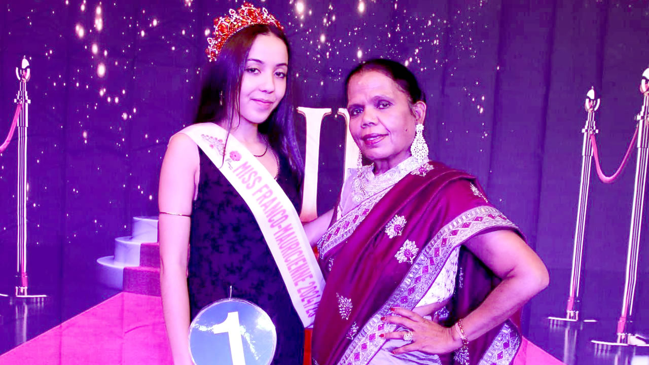 L’élue en photo souvenir aux côtés de Geetah Ajodah, organisatrice du concours de Miss Franco-Mauricienne. 