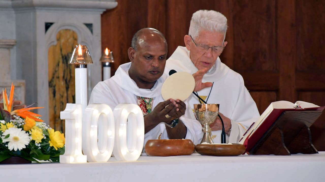 Le cardinal Maurice Piat et  Mgr Durhône ont animé la messe à la Cathédrale St Louis.