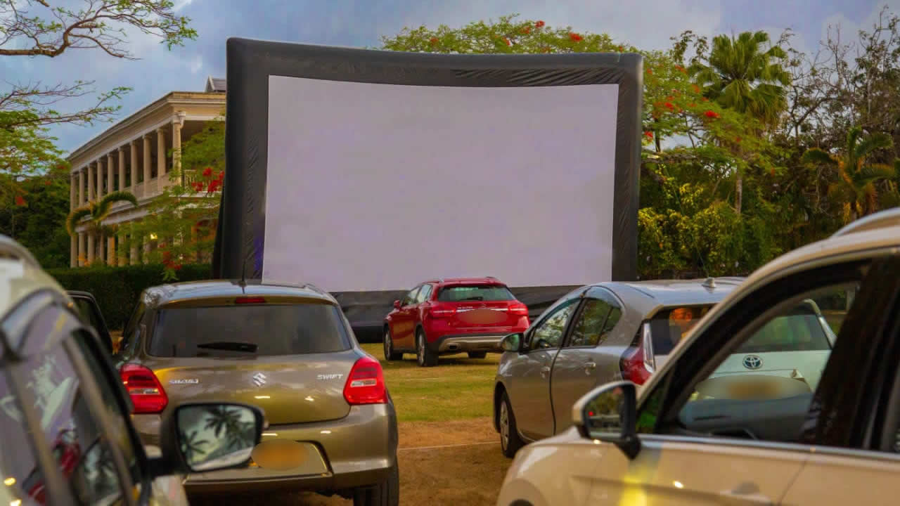 Le drive-in cinéma diffuse le son à travers une fréquence radio.