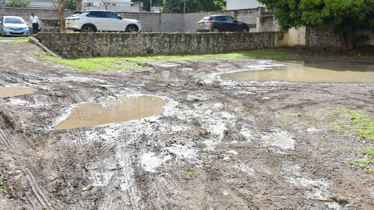 Le parking situé à la rue La Poudrière est toujours dans un état déplorable.