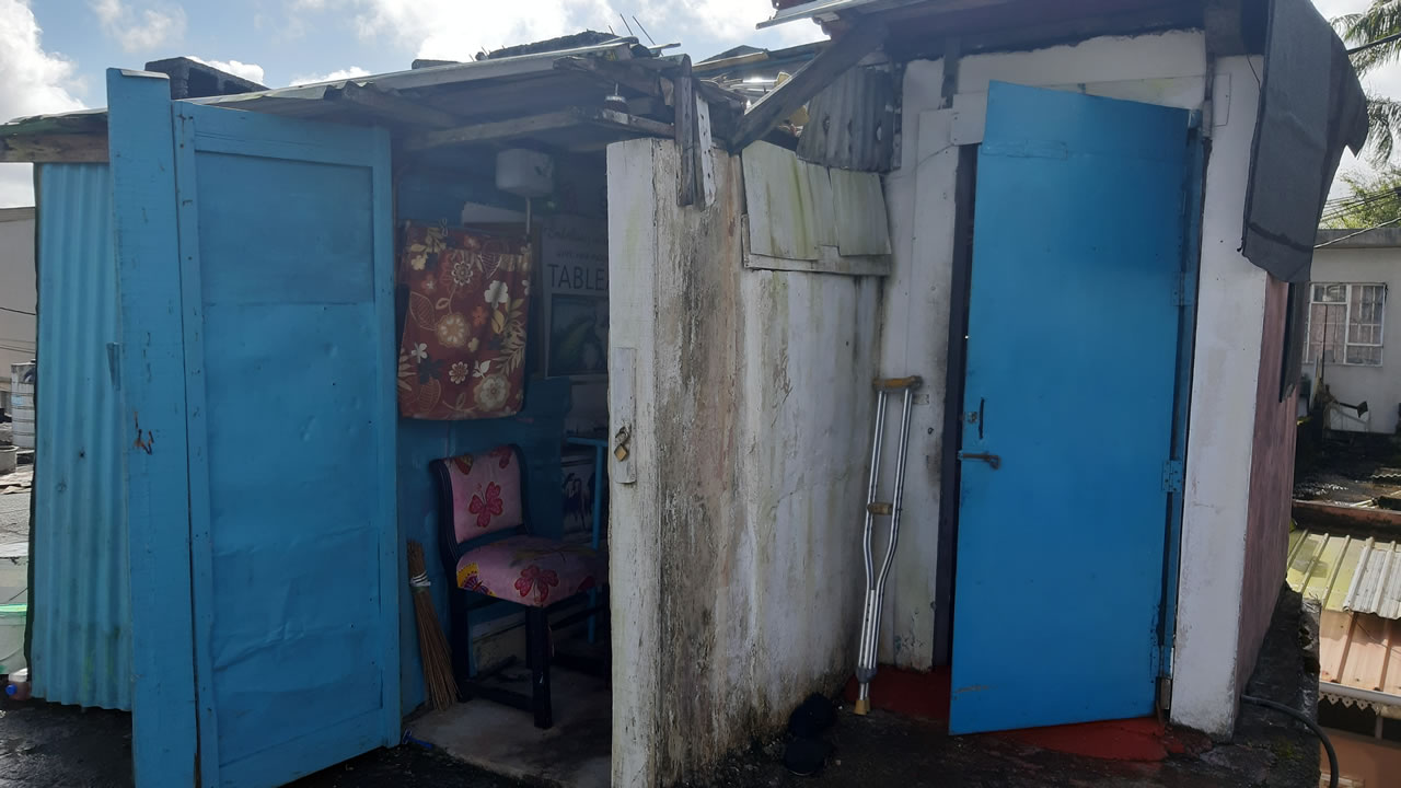 Les toilettes et la salle de bains sont en dehors de sa chambre et ne sont pas assez accessibles.