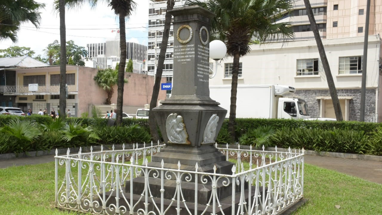 Monuments près du jardin de la Compagnie.