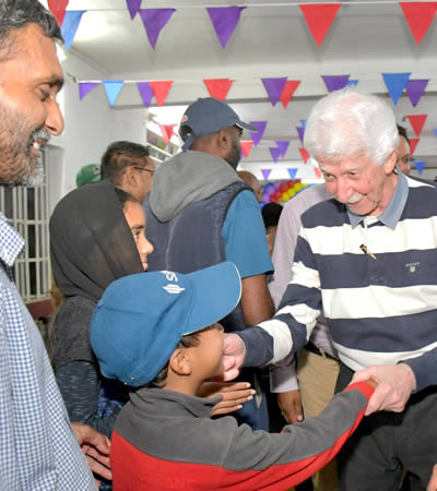 Les enfants étaient aussi présents à Saint-Pierre jeudi. L’un d’eux n’a pas manqué de saluer le leader du MMM, visiblement heureux de cette attention. 