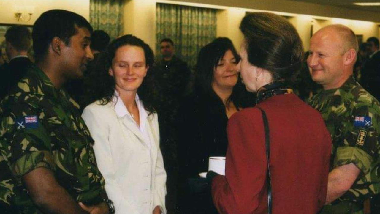 Samuel T. Reddy (à l’extrême gauche) a échangé quelques mots avec la princesse Anne, fille de la reine Elizabeth II et du prince Philip.