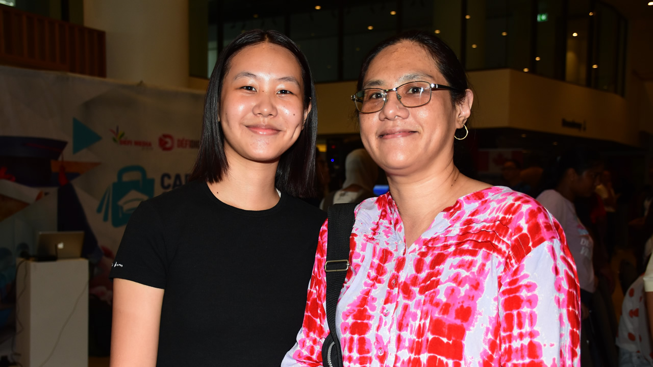 Kate Fook Lin, qui est ici en compagnie de sa maman Patricia, attend ses résultats du HSC pour faire son choix d’études.