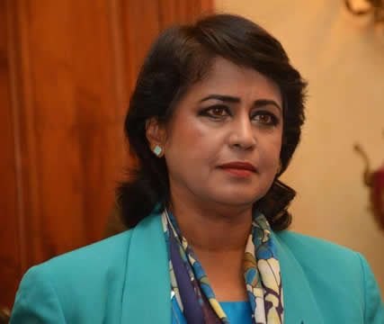 Commission d’enquête sur l’ancienne Présidente de la République L’ancienne Présidente de la République, Bibi Ameenah Gurib-Fakim, contre-attaque. Elle conteste les conclusions du rapport de la commission d’enquête émises contre sa personne. Cela, par voie d’une révision judiciaire. L'affaire sera appelée le 16 janvier 2023.  Le 17 mai 2018, une commission d’enquête a été instituée contre elle. Ladite commission était présidée par trois juges de la Cour suprême. Notamment l’ancien Chef juge Asraf Caunhye, la Senior Puisne Judge Nirmala Devat et la juge Gaitree Jugessur-Manna.   Selon le rapport, elle aurait violé l'article 64 (1) de la Constitution, en nommant une prétendue commission d'enquête le 16 mars 2018. Et aussi l'article 28 (4) de la Constitution en encaissant des fonds perçus sur la carte de crédit financée par le Planet Earth Institute (PEI).   De plus, la commission lui aurait reproché d’avoir utilisé à tort, sa fonction de Présidente, pour accorder un accès VIP au président de PEI, soit le milliardaire angolais, le Dr Alvaro Sobrinho, et aussi son entourage.   Elle est aussi accusée, selon le rapport, d’avoir facilité la collecte de fonds pour l’ONG du milliardaire angolais et d’avoir assisté celui-ci et ses entités, dans leurs activités commerciales et financières.   Elle conteste aussi l’extrait du rapport l’accusant d’avoir potentiellement commis un abus de pouvoir ou encore un trafic d’influence, entre autres.    L’ancienne Présidente affirme que sa convocation devant la commission d’enquête, faisait partie d’un « stratagème » visant à la « discréditer en tant que Présidente de la République ».