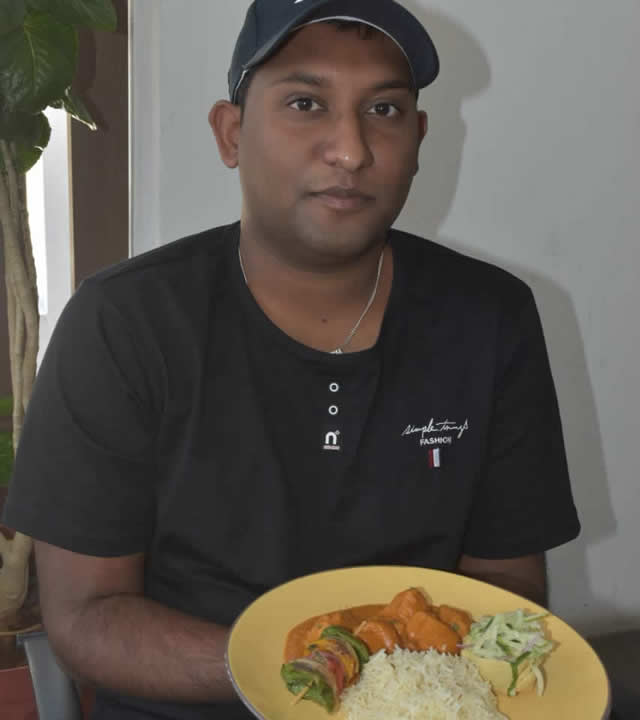 Deevilesh Omrawoo étudie  les arts culinaires.