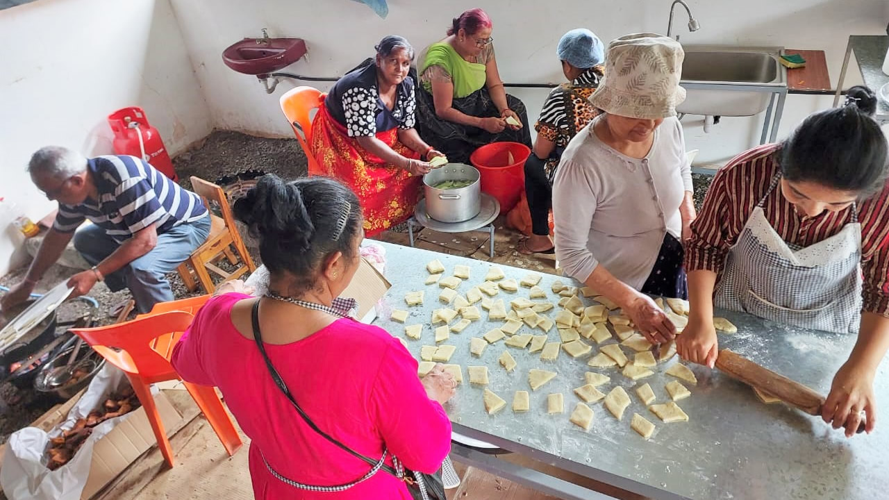 Les préparations de gâteaux par les habitants de Calebasses  pour accueillir ceux venant assister aux prières. 