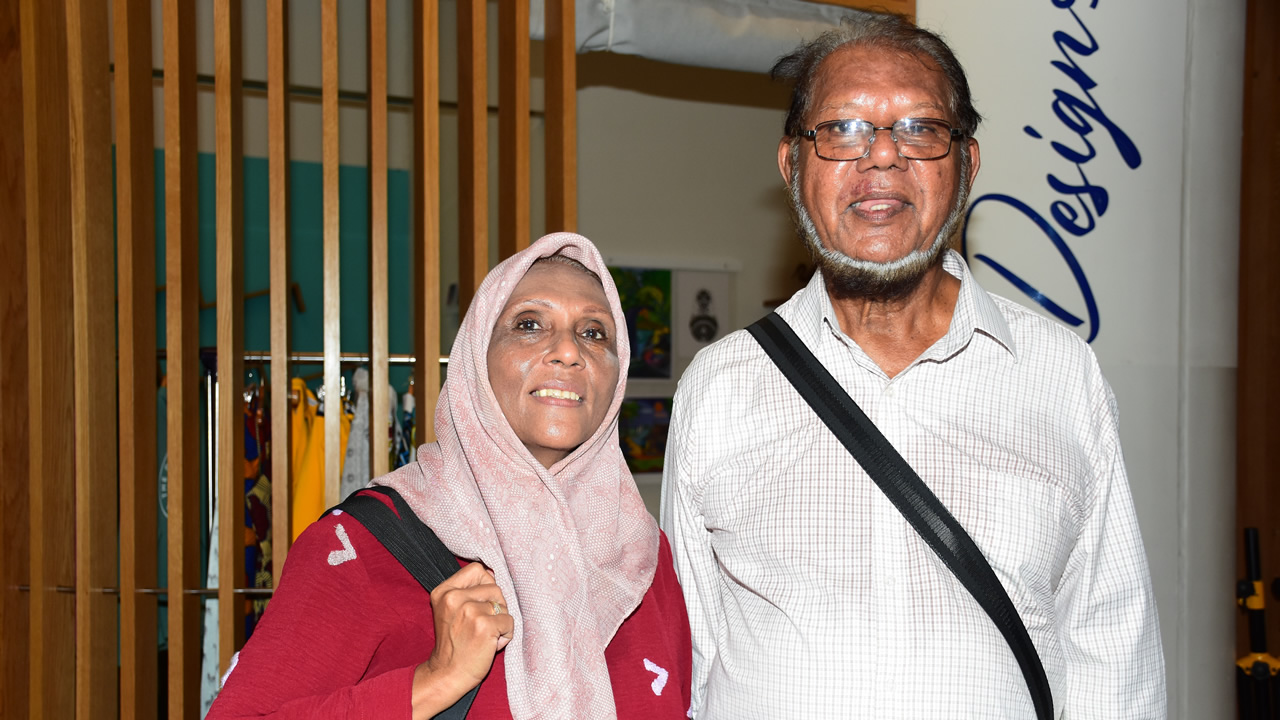 Reshard Delawarally et son épouse Bibi Rehena savent désormais quoi faire pour aller voir leur fils au Canada.