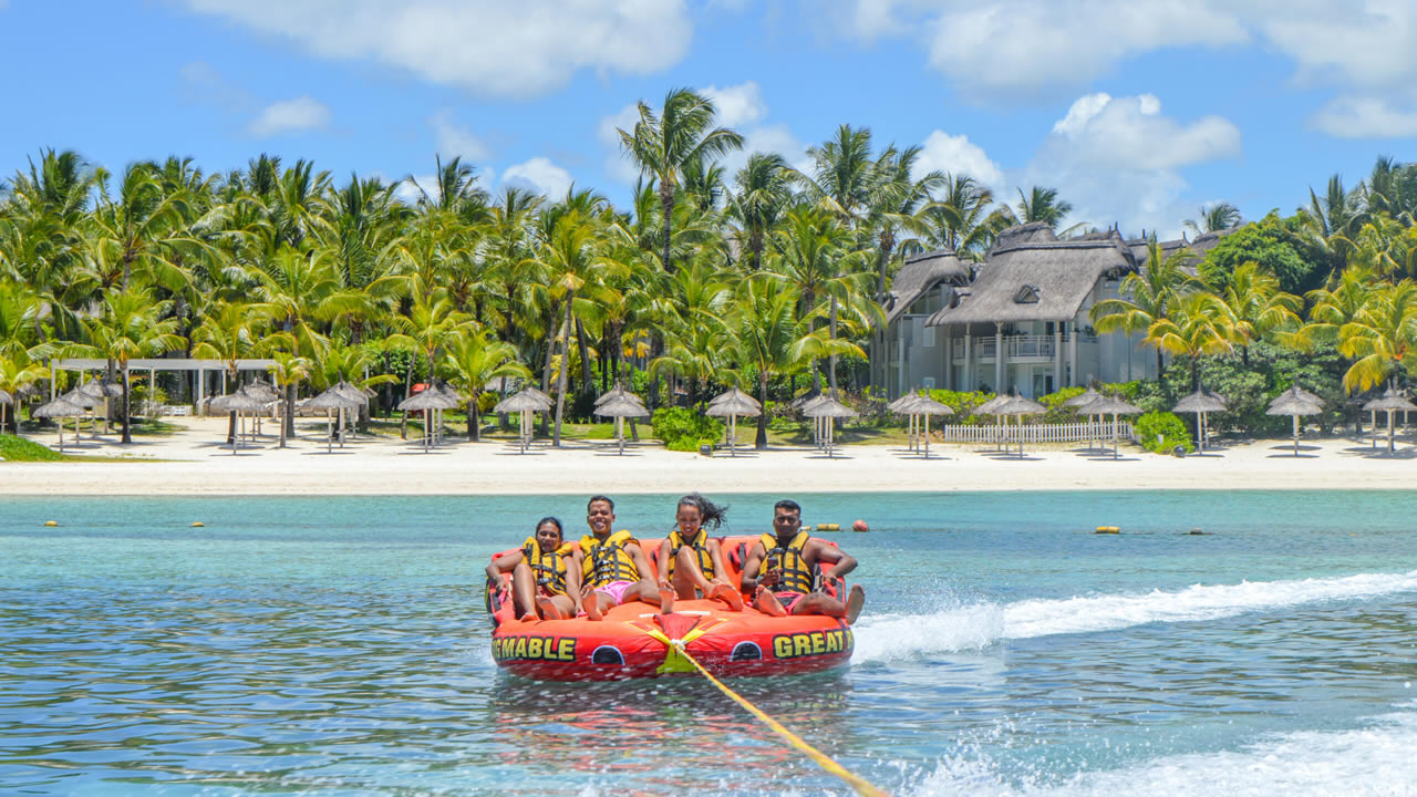  Aquacity vous propose trois activités nautiques dont le « tube ride ».