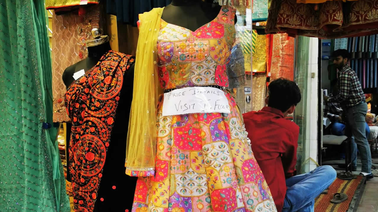 À Old Delhi, plus précisément à « Chandni Chowk », les visiteurs viennent surtout faire des achats pour les mariages. 