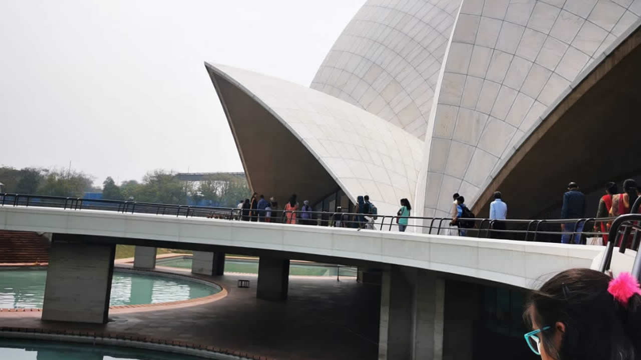 Avec ses 27 pétales qui forment la fleur de Lotus, le Temple du Lotus accueille des milliers de visiteurs chaque jour. Calme et paisible, il est l’une des huit principales maisons d’adoration bahá’ies. Les visiteurs peuvent également y faire de la méditation le temps d’une visite.