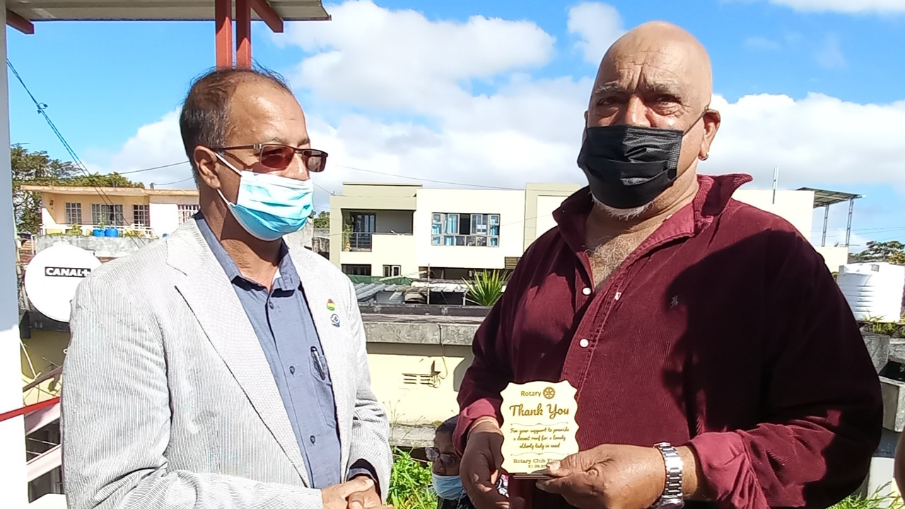 Rajen Gunnoo, propriétaire des lieux a reçu un shield du Rotary pour son geste de bonté envers Monique.