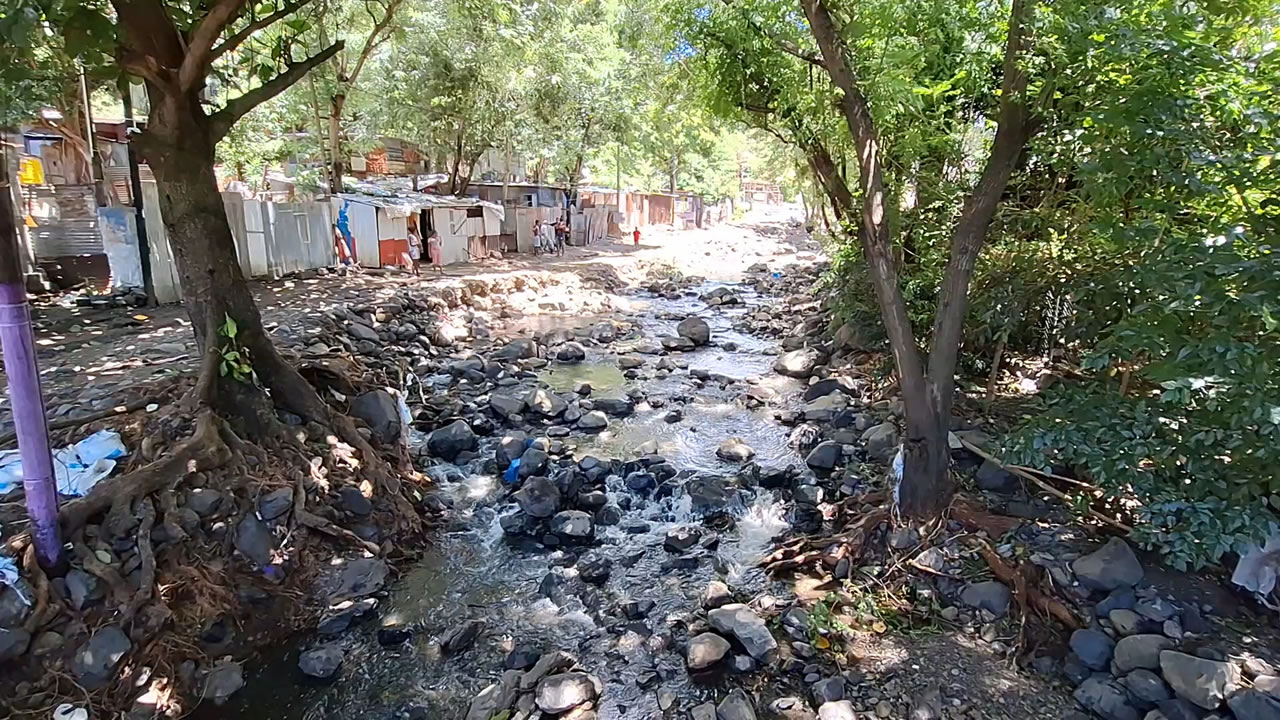 Cette rivière est sortie de son lit, donnant lieu à des inondations dans la région.