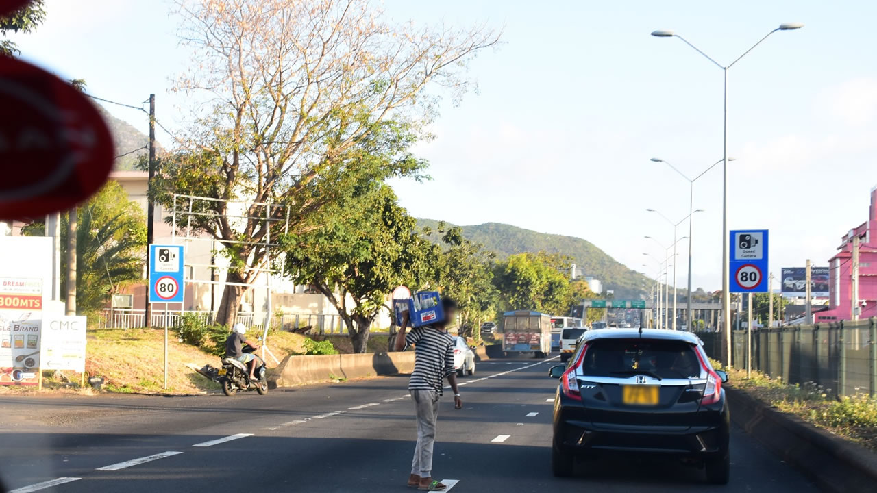 Les automobilistes doivent rester vigilants sur les routes, car un accident peut survenir à tout moment.