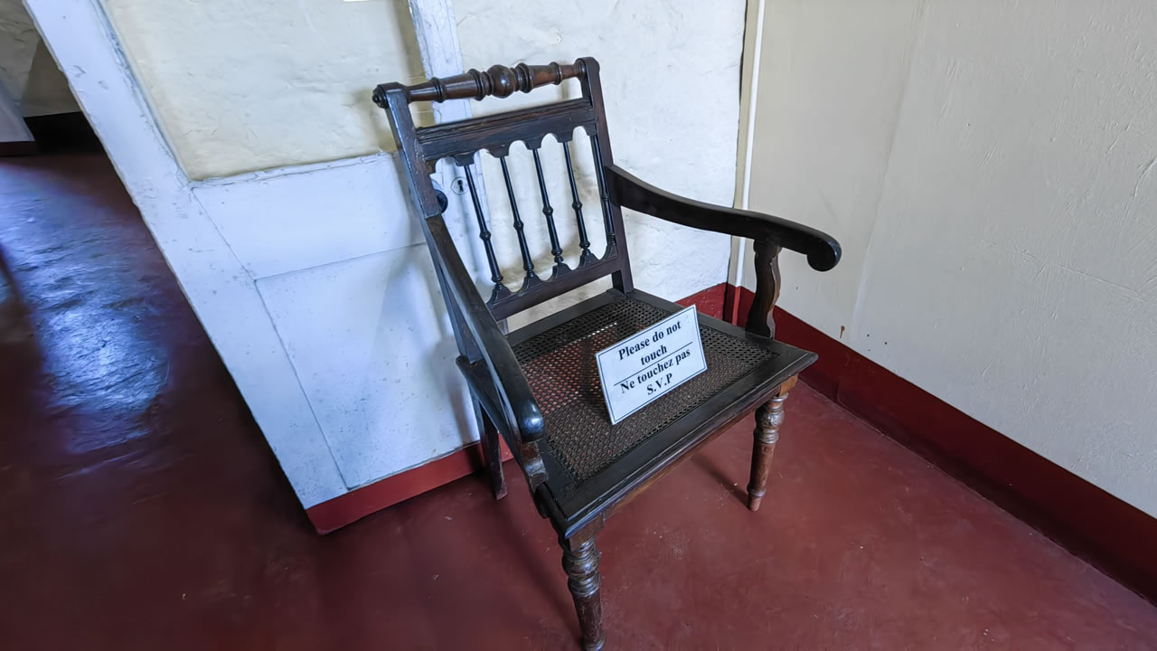 Un des fauteuils en rotin faisant partie des meubles de Sookdeo Bissoondoyal dans sa maison à Tyack.