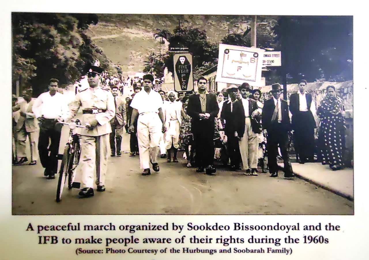 Une photo montrant la marche pacifique organisée par Sookdeo Bissoondoyal en 1960 afin de revendiquer les droits des citoyens.