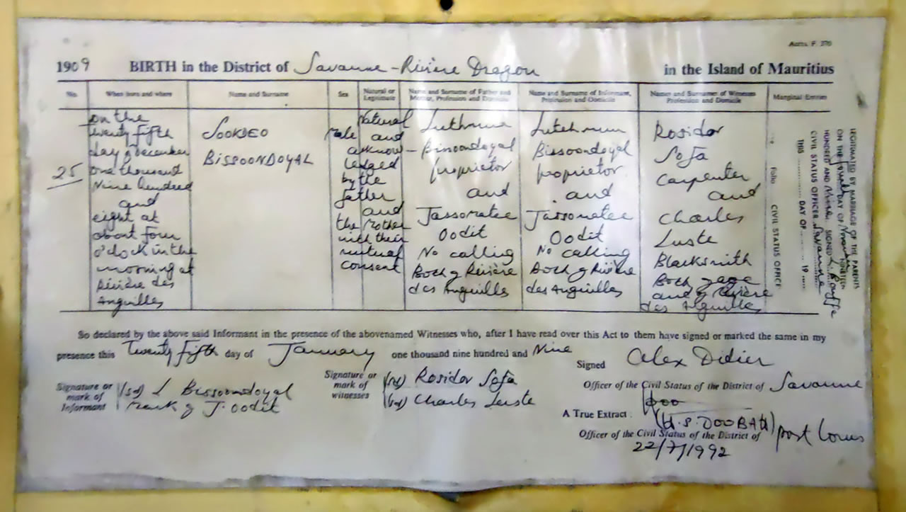 Le certificat de naissance de Sookdeo Bissoondoyal, né le 25 décembre 1909, à Rivière Dragon, dans le district de Savanne. 