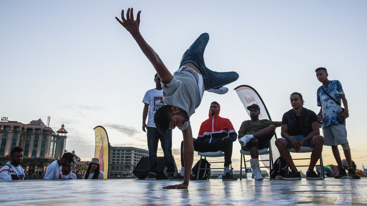 Wake Up Session organise régulièrement des compétitions de battle dance de manière structurée.