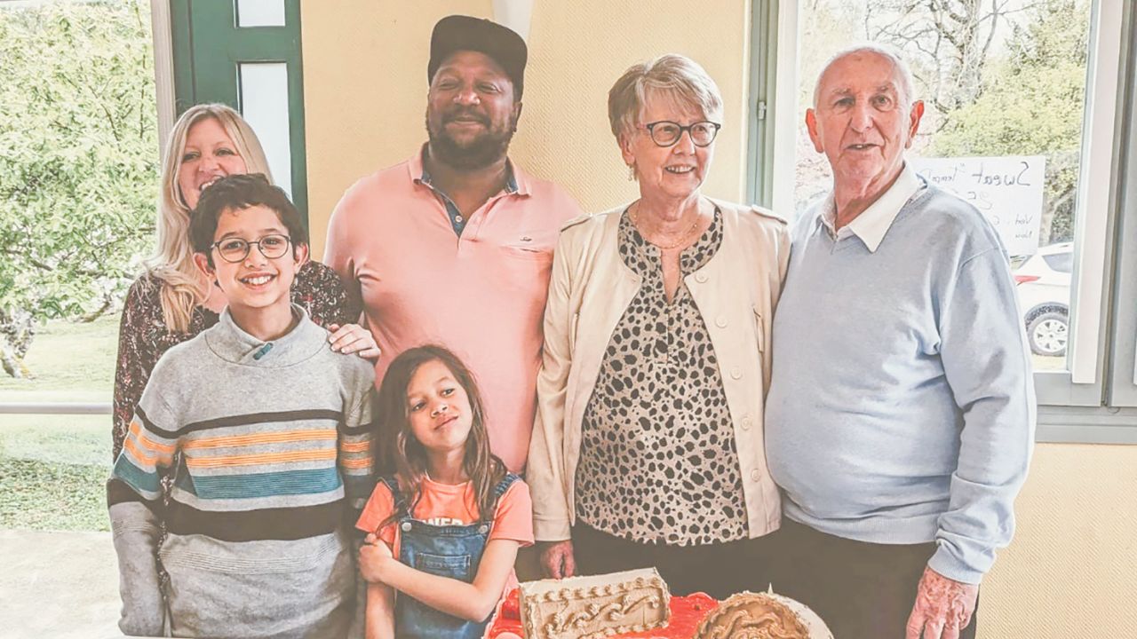 Thierry Blanchard avec sa famille adoptive en France.