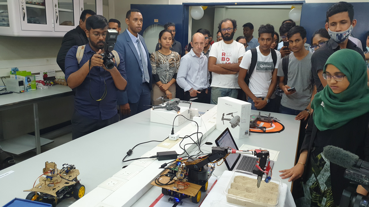 La laboratoire de robotique lors de son inauguration.