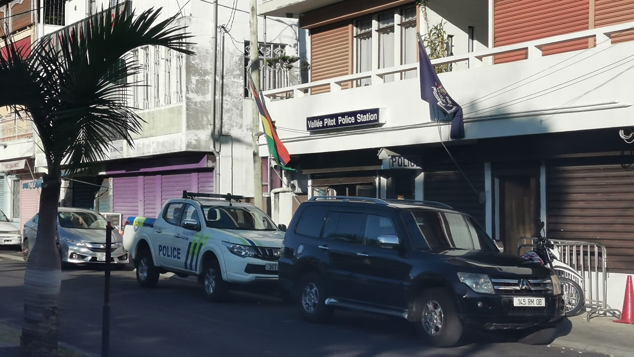 Malgré la présence de policiers au point de distribution de Vallée-Pitot, les patients ne consomment pas leur méthadone sur place.