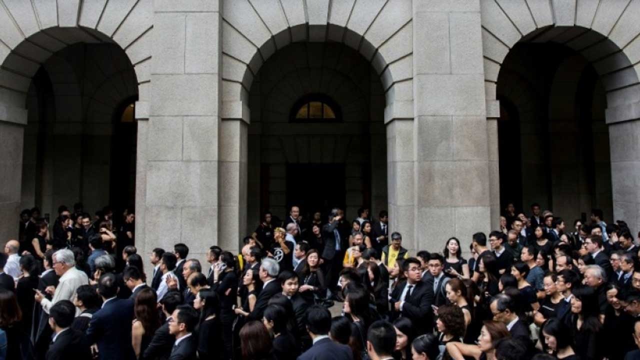 Plusieurs milliers d’avocats ont défilé silencieusement hier soir dans les rues de Hong Kong