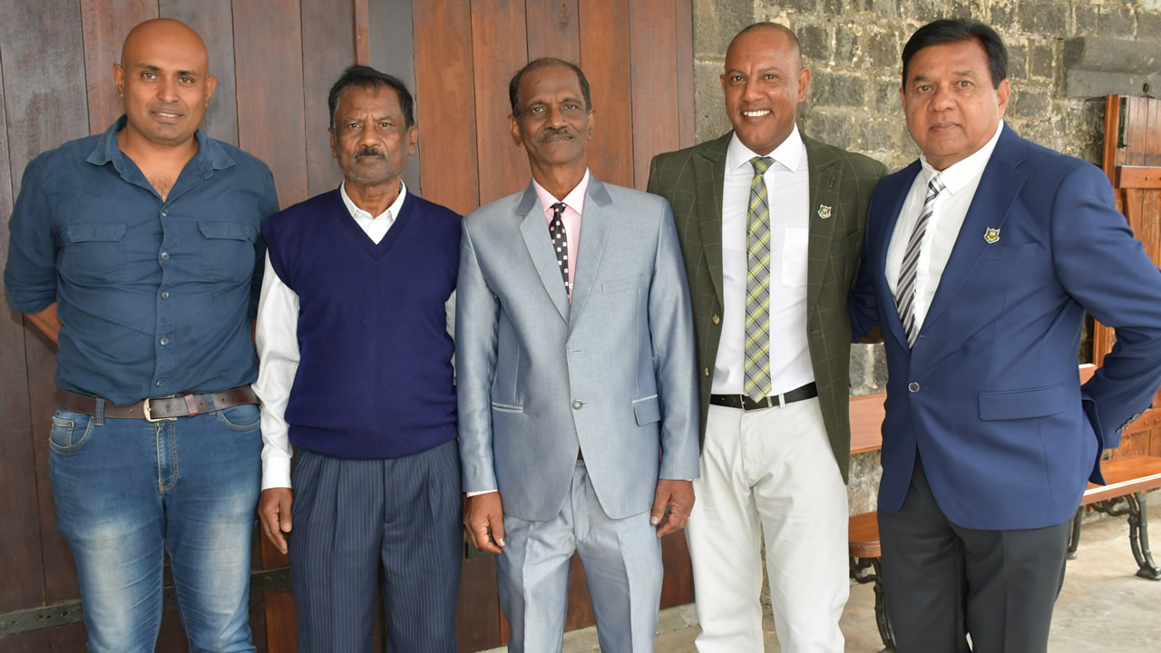 Des anciens élèves, Viraj Ramharai, Didier Moutou et Jugdish Joypaul encadrant leurs profs Jeeneah et Kalasopatten au centre. 