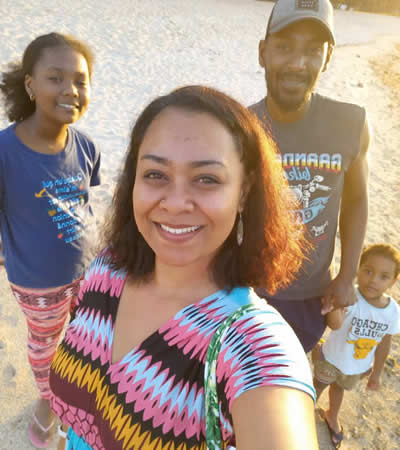 La famille Crouche profitant d’un moment à la plage.