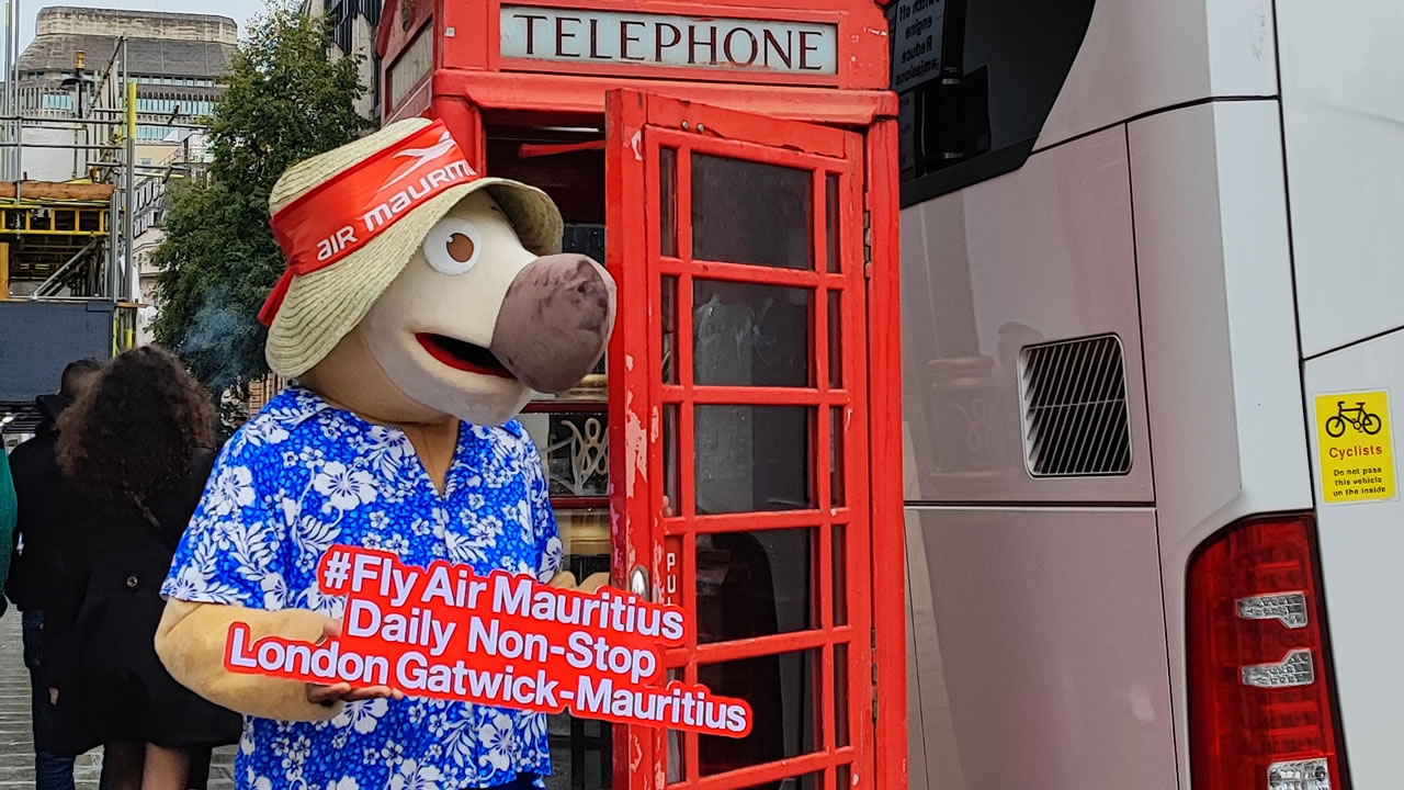 La mascotte, le dodo, posant fièrement à côté d’une cabine téléphonique en plein cœur de Londres.