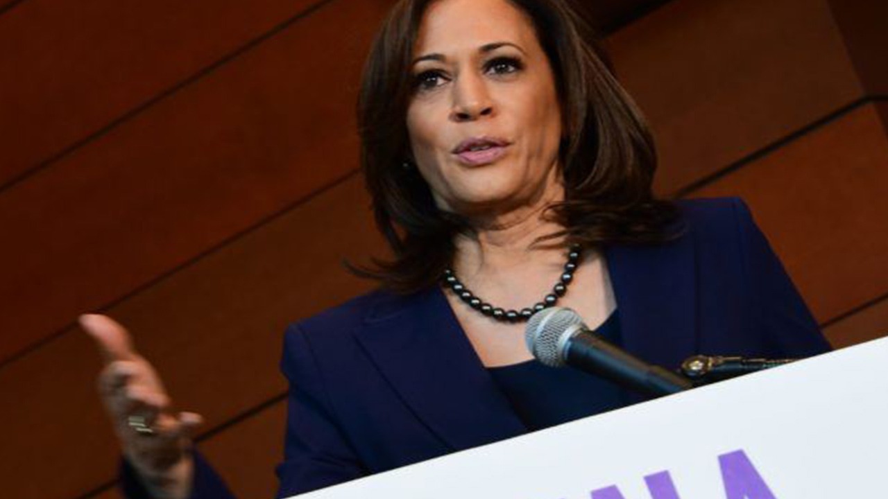 Kamala Harris, d’origine indo-jamaïcaine et sénatrice de Californie.